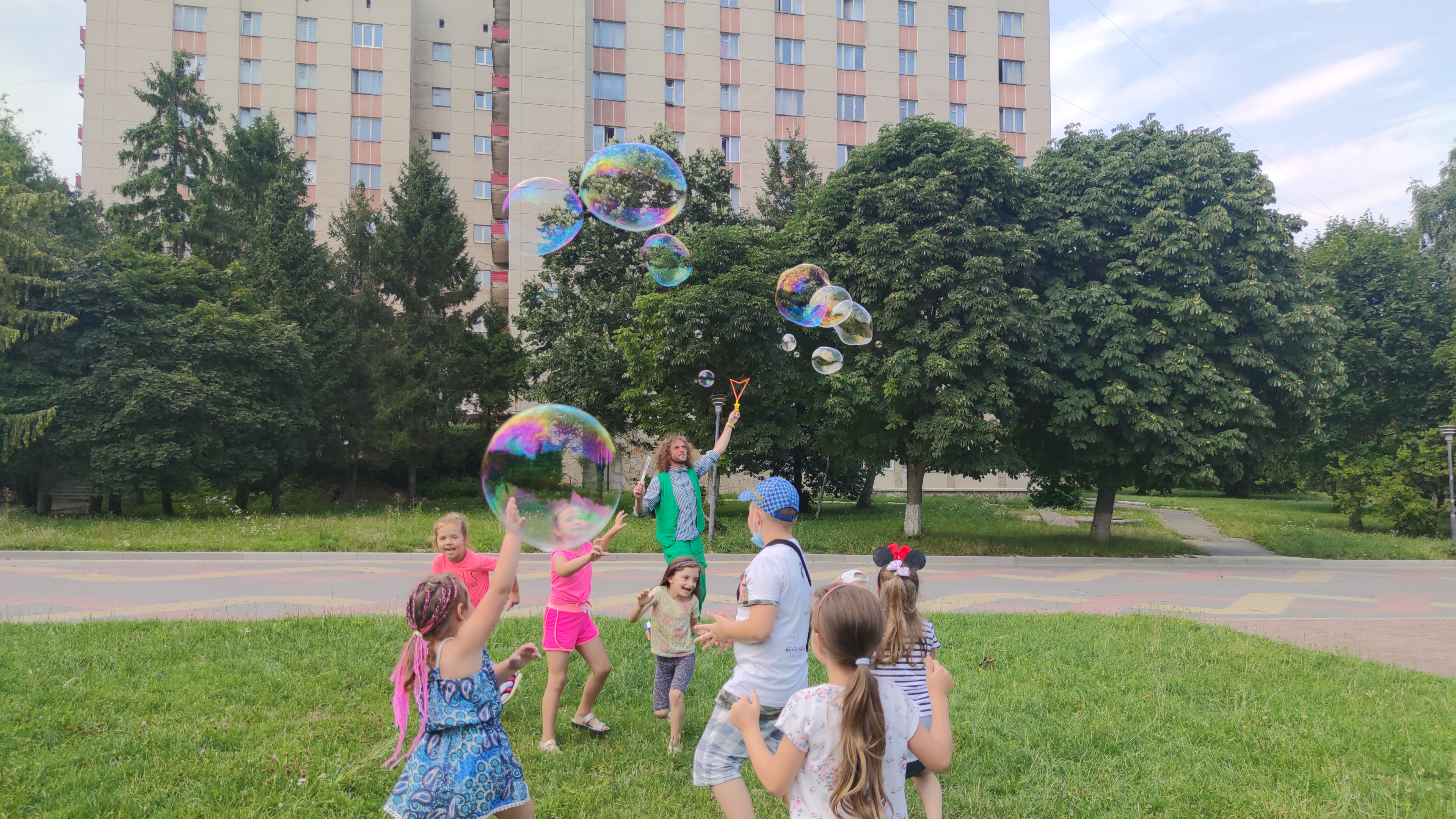 Щасливі діти у таборі